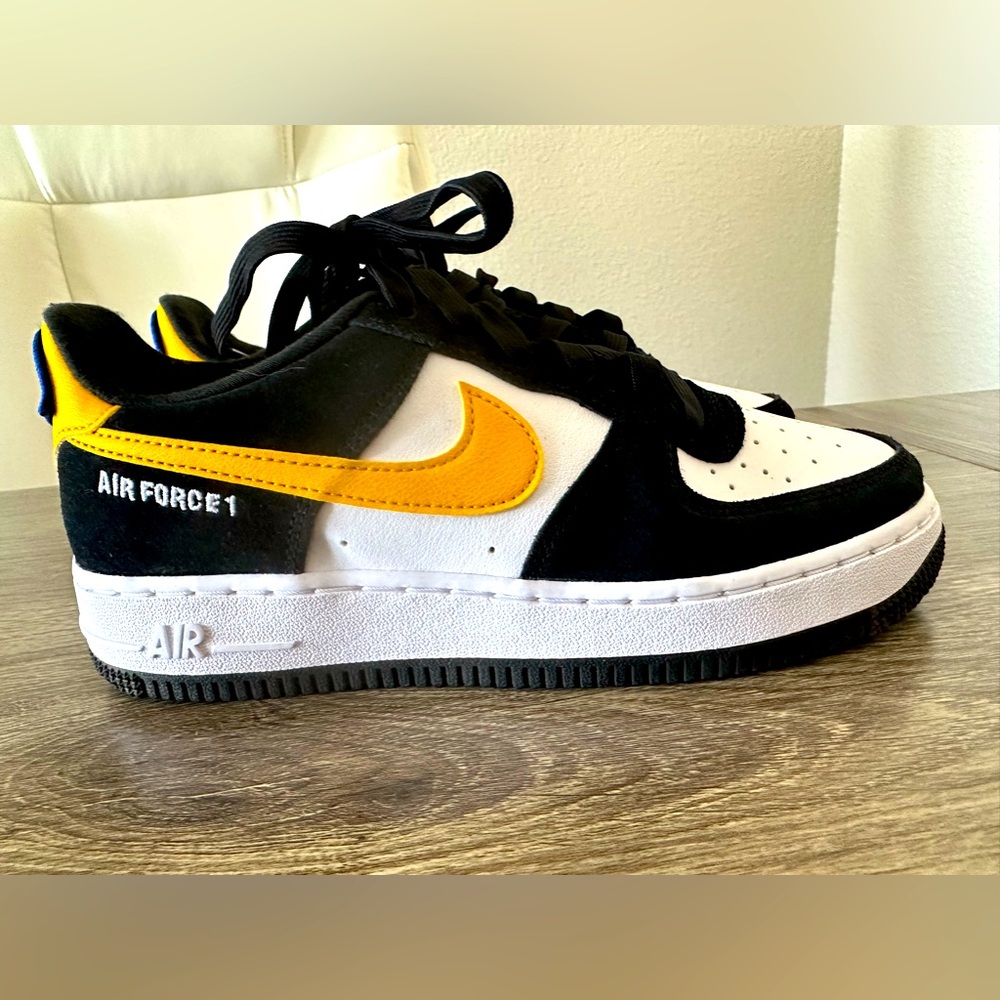 Nike Air Force 1 ‘07- Black & University Gold.